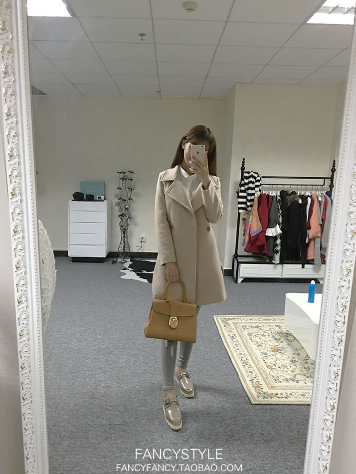 โค้ททรงสวย พร้อมสายคาดเอว สีออกขาวกว่าในแบบค่ะ ผ้าสักกะหลาดบุซับใน นุ่มเนื้อไม่หนาจ้า ขาว (ออกไปทางสีขาวมากกว่าสีครีมนะคะ แต่ไม่ขาวแบบโอโม่จ้า)