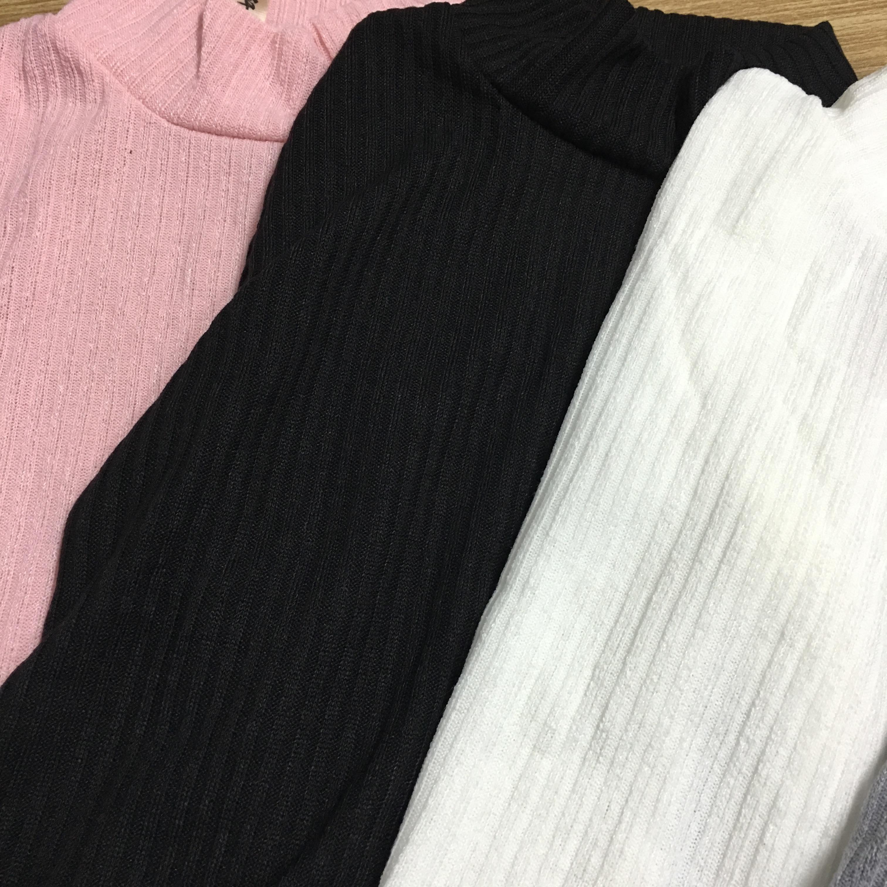 เสื้อแขนยาวขอตั้ง ผ้ามีลายในตัว ไม่หนา พร้อมส่ง เลือกสีที่พร้อมส่งด้านล่างเลยจ้า