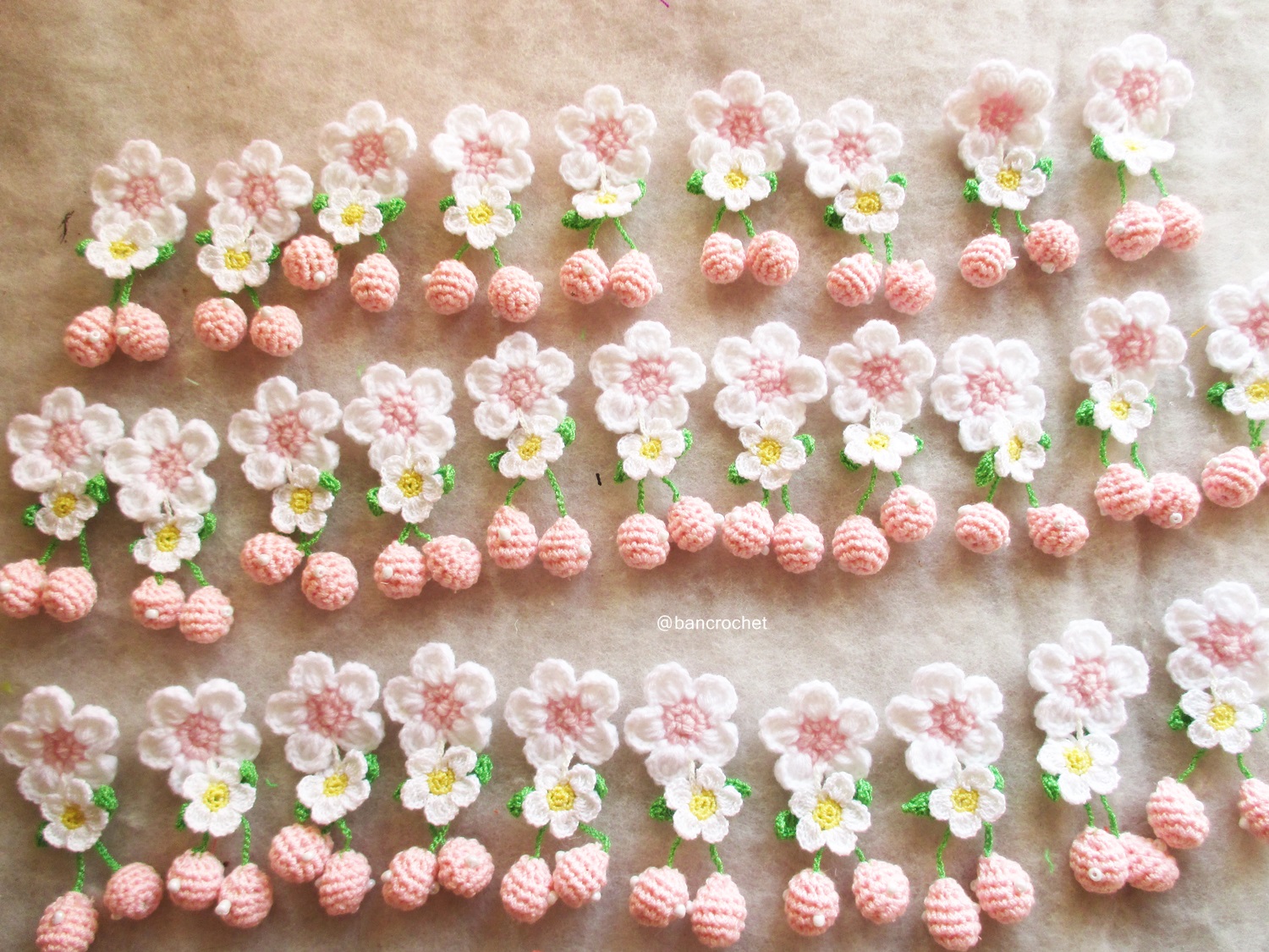Bancrochet ช่อสตรอเบอรรี่ถักโครเชต์ crochet mini strawberry สีชมพู 2 นิ้ว