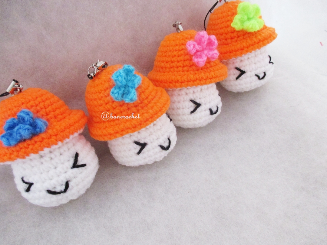 พวงกุญแจเห็ดถัก สีส้ม