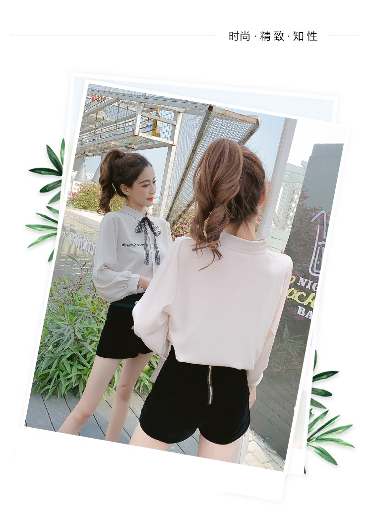 Blouse3859 เสื้อเชิ้ตแขนยาวกระดุมข้อมือสีครีม กระดุมผ่าหน้า อกปักลายตัวอักษร คอปกผูกโบว์ลูกไม้แยกชิ้น (สามารถถอดออกได้) ผ้าคอตตอนซิลค์เนื้อดีนุ่มหนามีน้ำหนักทิ้งตัว รุ่นนี้ผ้าเนื้อดีมากใส่สบายไม่ร้อนไม่ยับง่าย งานสวยดูดี ใส่เที่ยว/ใส่ทำงา