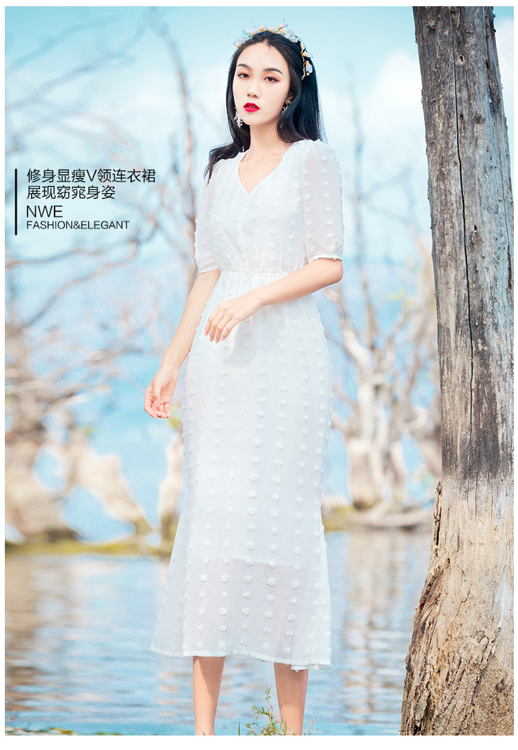 Dress4589 Maxi Dress ชุดเดรสยาวสีขาวลายจุดปอมๆ ทรงคอวีป้ายมีเชือกผูกโบว์ด้านหลัง เอวยางยืด มีซับในเนื้อนิ่มอย่างดีทั้งชุด ผ้าชีฟองเนื้อดีมีน้ำหนักทิ้งตัว