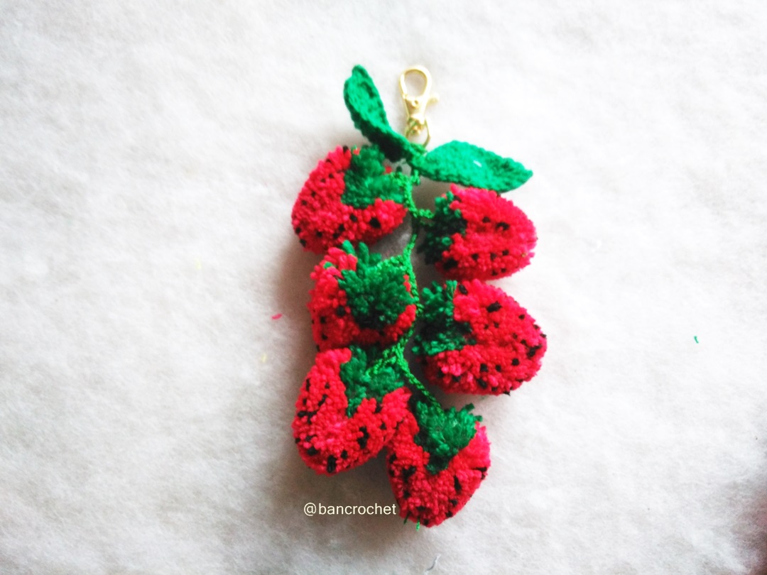 Bancrochet พวงกุญแจห้อยกระเป๋าสตรอเบอรี่ Stawberry pom poms fruits keychains สีแดง 6