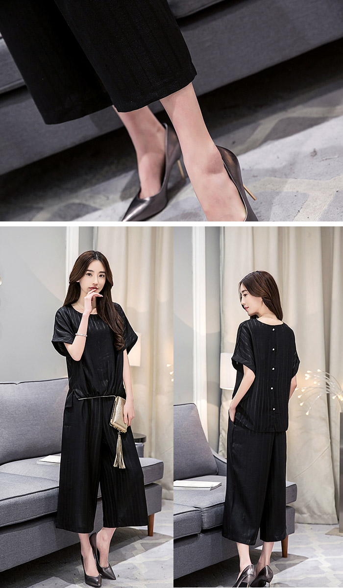 Set_bt1368 ชุดเซ็ท 2 ชิ้น(เสื้อ+กางเกง) เสื้อคอกลมแขนในตัว+กางเกงขายาวห้าส่วนเอวสม็อคหลังกระเป๋าข้าง ผ้าเนื้อดีลายริ้วสีดำ ตรงชายเสื้อด้านหน้ามีซิปรูดติดกับขอบกางเกงได้