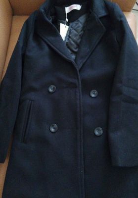 เสื้อโค้ทกันหนาว ทรงเรียบง่าย ผ้าวูลผสมเนื้อดี บุซับในกันลม จะใส่คลุม หรือใส่เป็นโค้ทก็สวยเก๋ พร้อมส่งจ้า ไม่รวมเข็มกลัดน้า ดำ