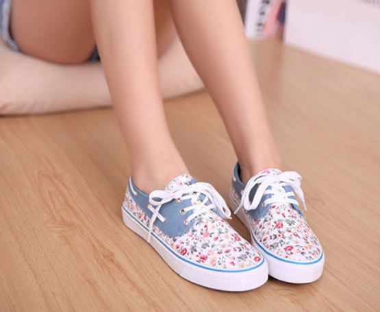 รองเท้าผ้าใบ รองเท้าหุ้มส้น สีขาว เพ้นท์ลายดอกไม้ แบบน่ารัก ตัดกับ สีฟ้า แบบสวย รองเท้าผ้าใบหวาน ๆ ใส่เที่ยว สไตล์ วัยรุ่น น่ารัก ใส ๆ 11359_1