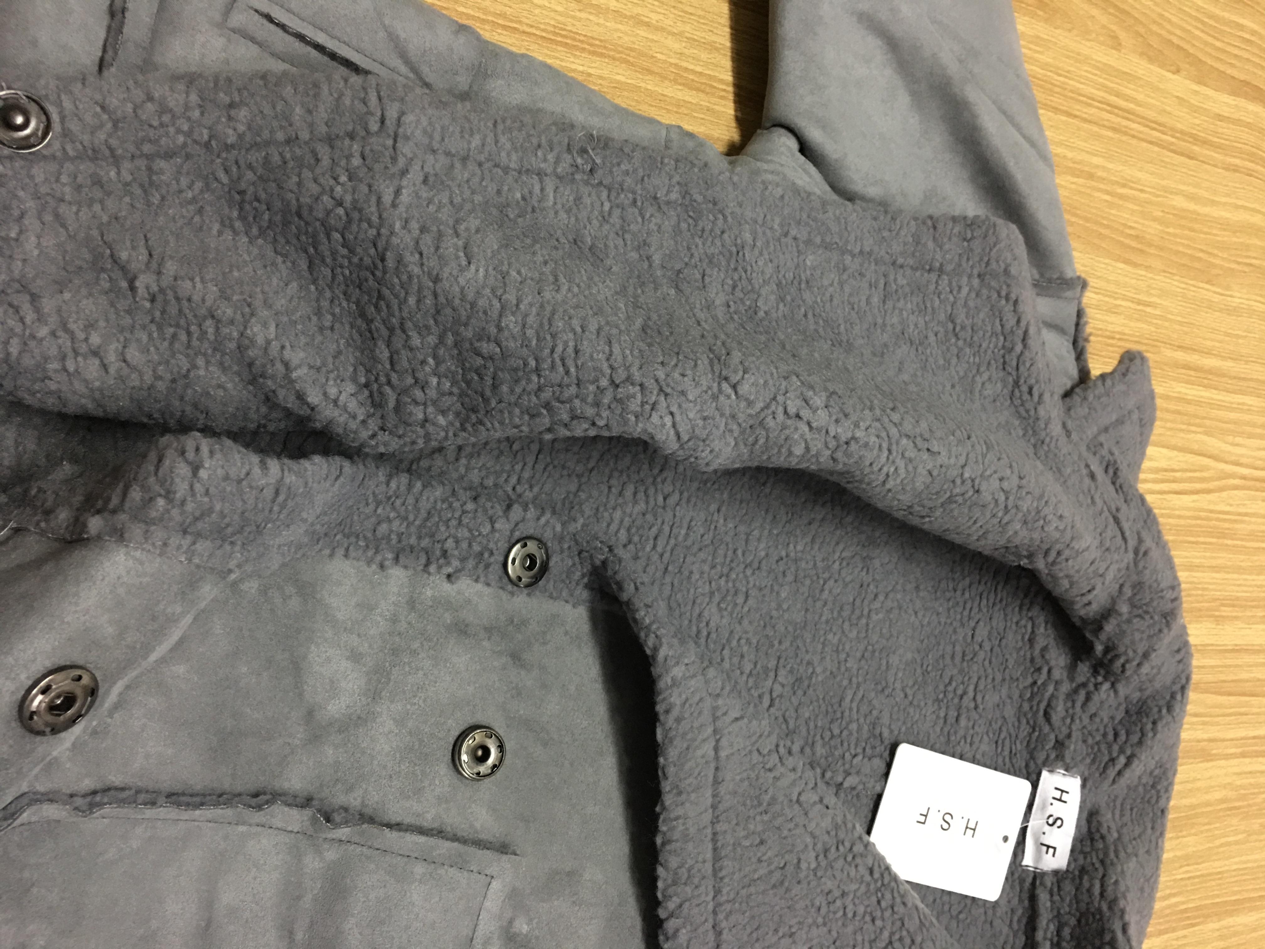 เสื้อกันหนาว สีเทาเข้ม เนื้อผ้าคล้ายๆหนังกลับ+กำมะหยี่ แต่งขนแกะด้านใน ดูดี อุ่นนนน แบบเก๋สุดๆ พร้อมส่ง งานตามแบบ