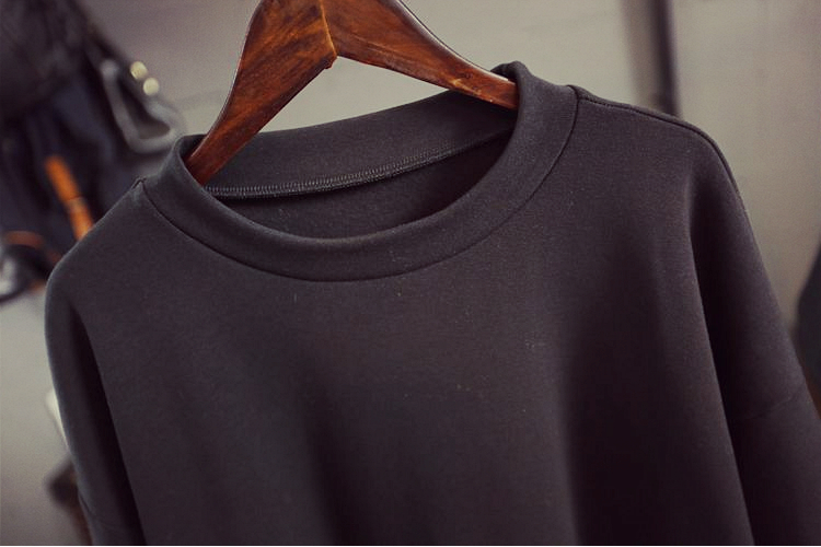 เสื้อแฟชั่น สีดำ ทรงไหล่ตก สไตล์เกาหลี ผ้าดีเนื้อละเอียดมาก เก๋ๆ พร้อมส่งน้า