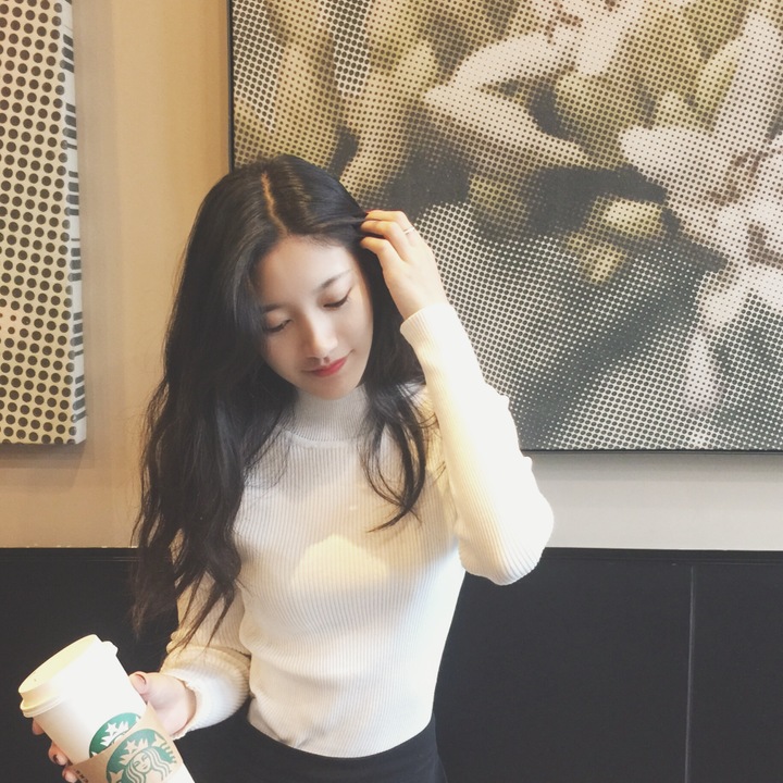 สีขาว: เสื้อสเวตเตอร์ ไหมพรมคอตั้ง ลายทางในตัว ผ้ายืดได้เยอะ