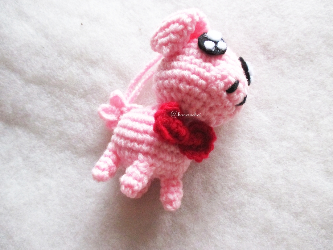 พวงกุญแจหมูถักไหมพรม ขนาด 4 นิ้ว pig crochet keychain 4 inch