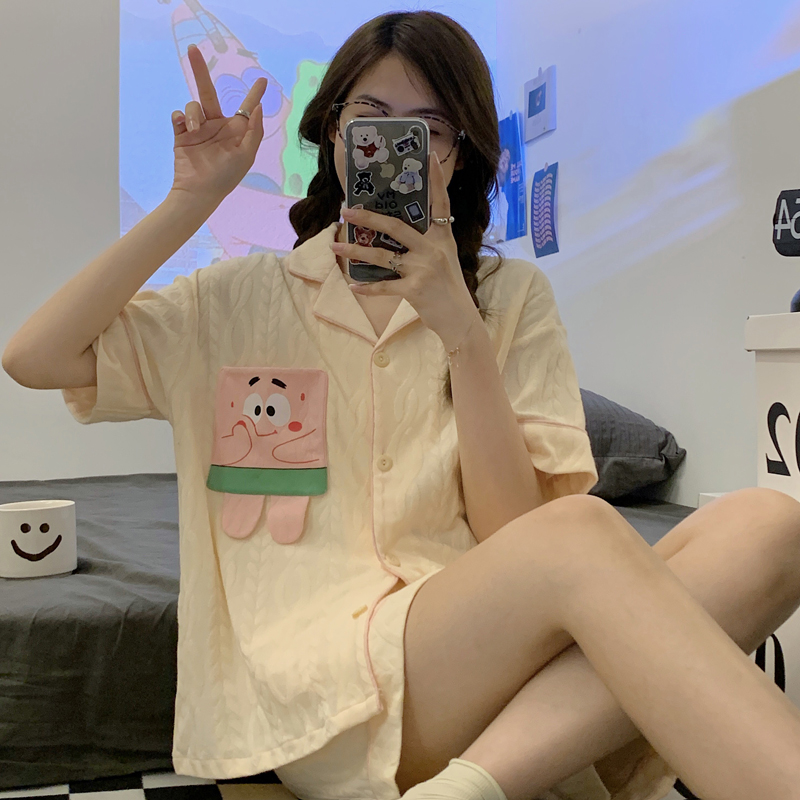 ชุดนอนผู้หญิง