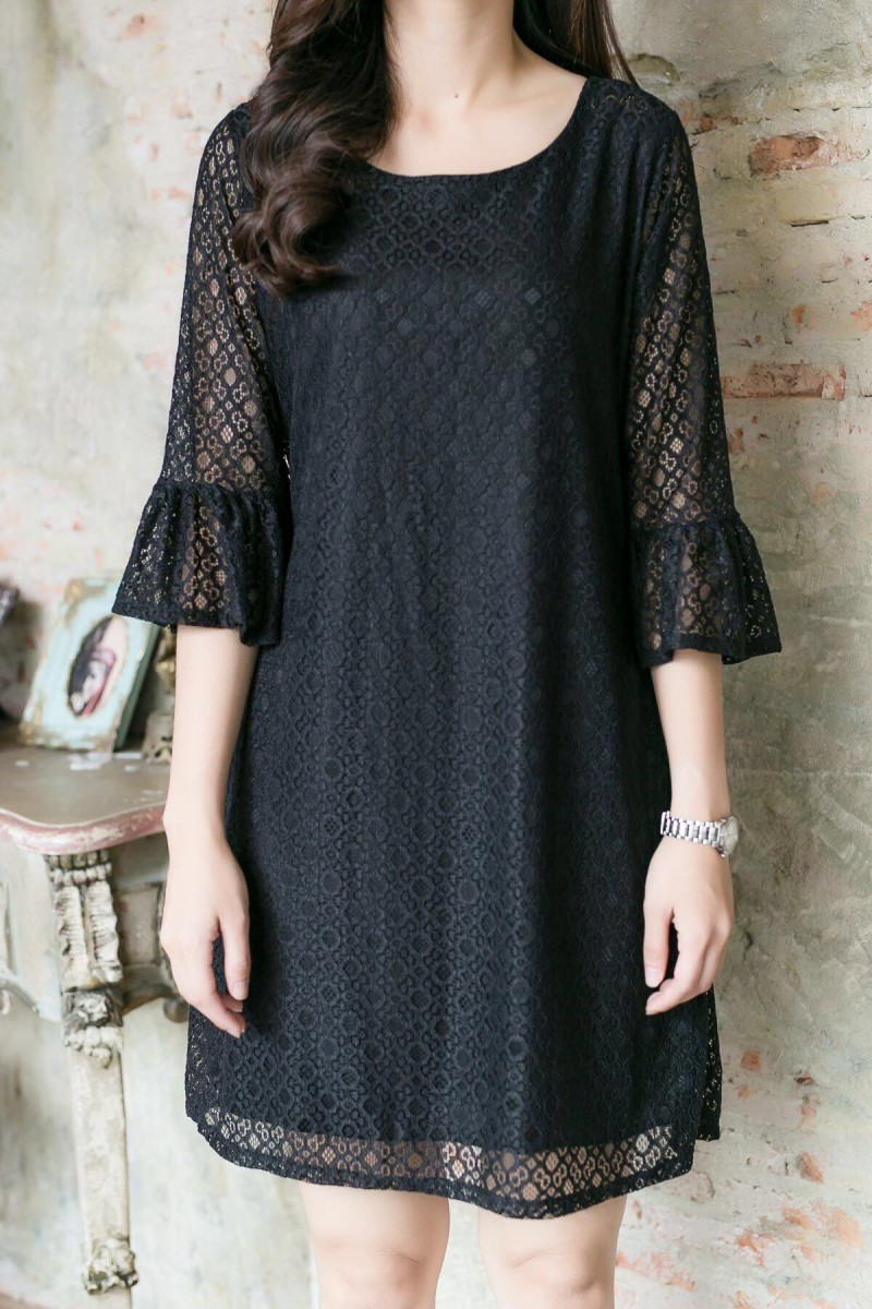 เดรสลูกไม้แขนกระดิ่ง ทรงปล่อยใส่สบาย มีซับในทั้งตัวนะจ้า ราคา 290 บาท