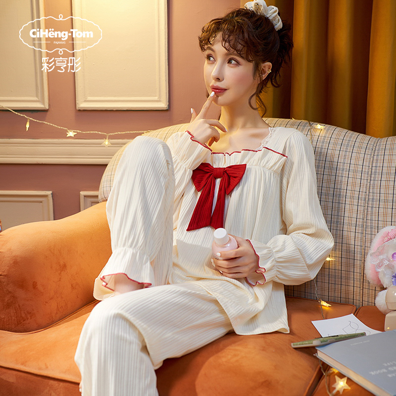 ชุดนอนผู้หญิง