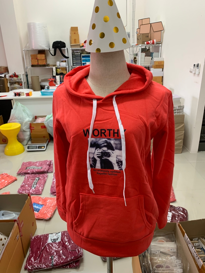 เสื้อกันหนาว ฮู้ดดี้ ผ้า cotton ด้านในเป็นผ้าสำลี เนื้อไม่หนามาก ใส่คลุมชิวๆ