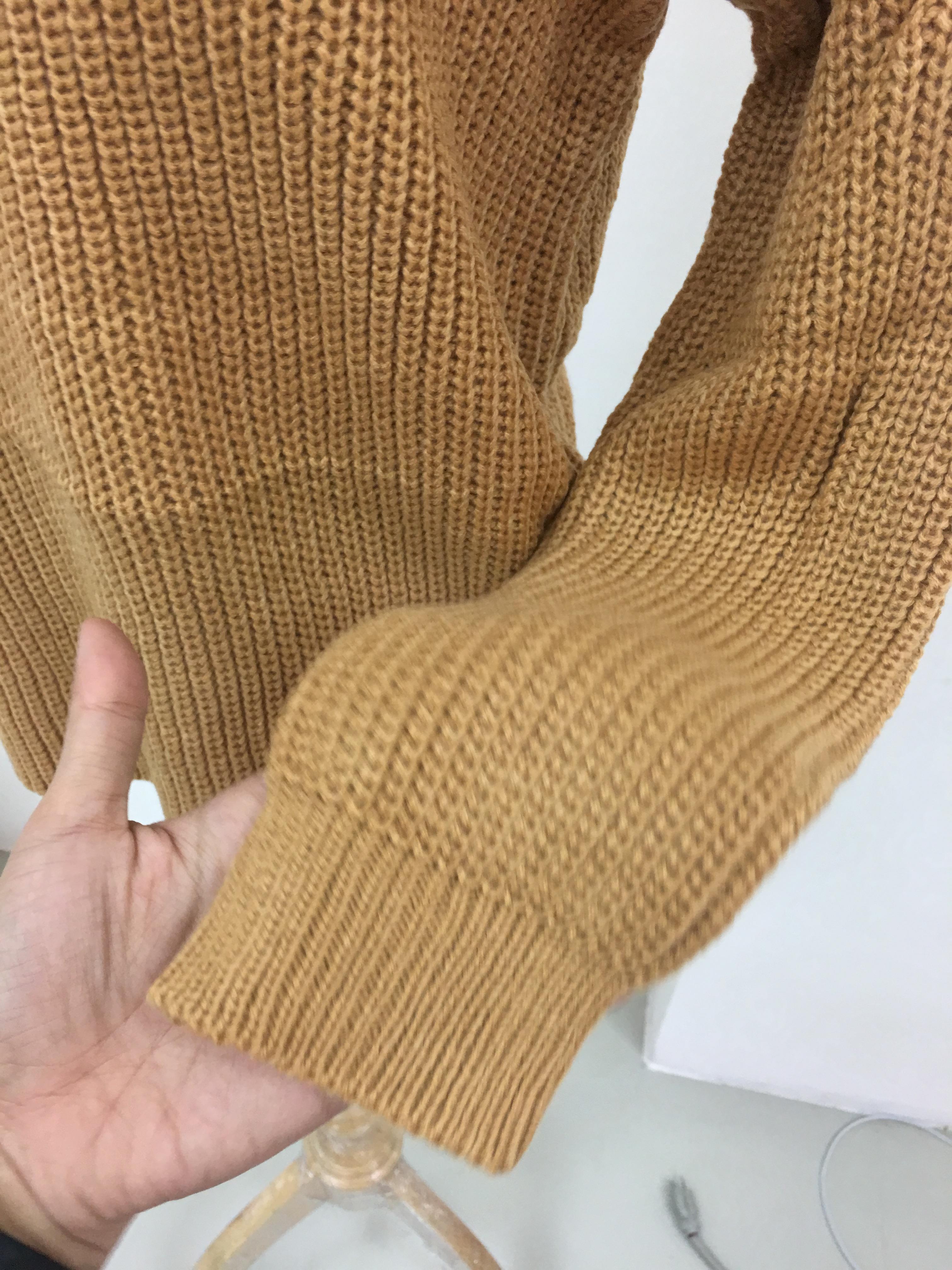 สีเหลืองน้ำตาล : เสื้อสเวตเตอร์ ไหมพรมคอวี แต่งสายคาด ลายทางในตัว ไหมพรมเส้นเล็ก เนื้อนุ่ม พร้อมส่ง