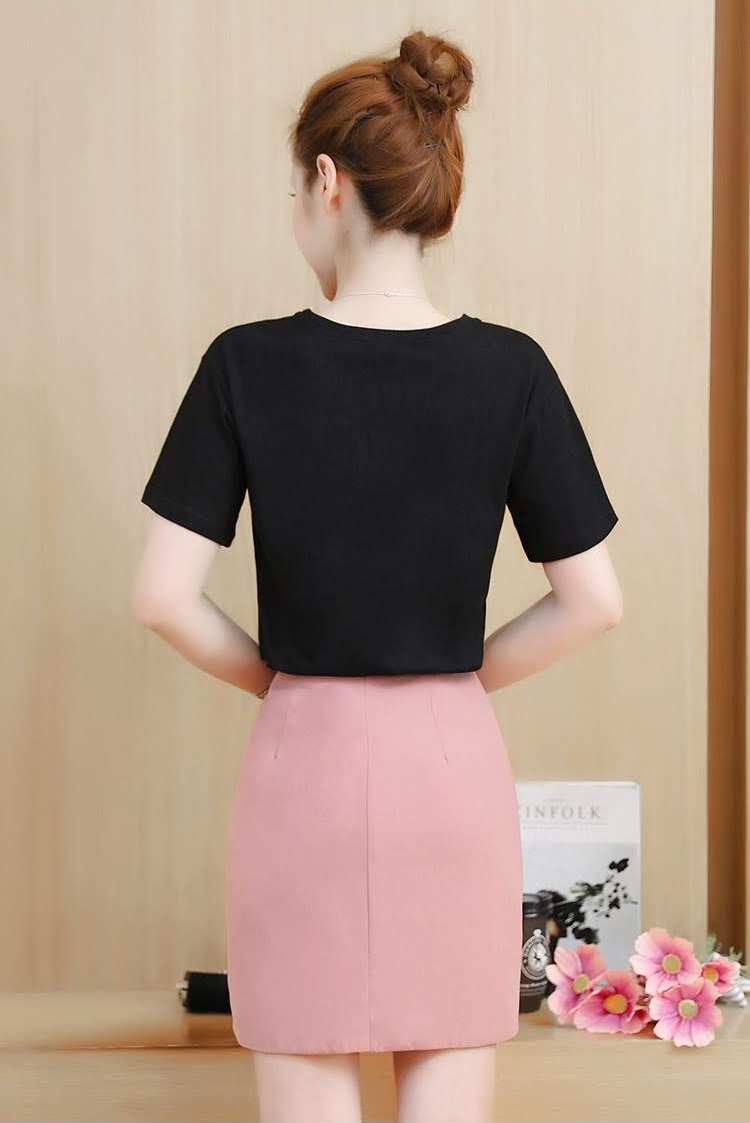 Set_bs1709 ชุด 2 ชิ้น(เสื้อ+กระโปรง) เสื้อยืดแขนสั้นสีดำ+กระโปรงสีพื้นชมพูอิฐซิปข้างมีซับในอย่างดี ผ่าชายกระโปรงผูกเชือกไขว้ ทรงเข้ารูปสวย งานเซ็ทสองชิ้นสวยคุ้ม แมทช์กันได้อย่างลงตัว แยกใส่กับตัวอื่นก็สวยจ้า