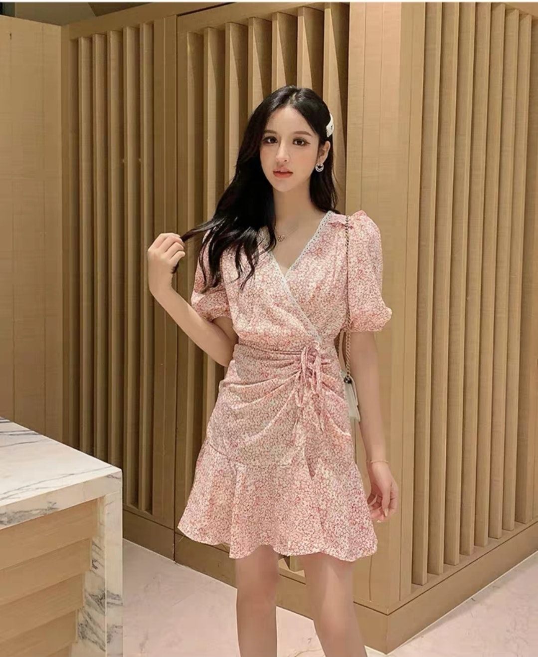 Dress4677 เดรสชีฟองลายดอกไม้ ทรงคอวีป้าย ชายระบาย มีซับในอย่างดี แต่งสายรูดช่วงกระโปรงเก๋ๆ ดูมีดีเทล ผ้าชีฟองเนื้อดีนุ่มมีน้ำหนักใส่สบาย งานสวยผ้านุ่มน่าใส่ ทรงนี้ใส่ได้เรื่อยๆ ใส่ทำงาน/ใส่เที่ยว ชุดเดียวเอาอยู่ **พร้อมส่งสีเขียวสีเดียวค่