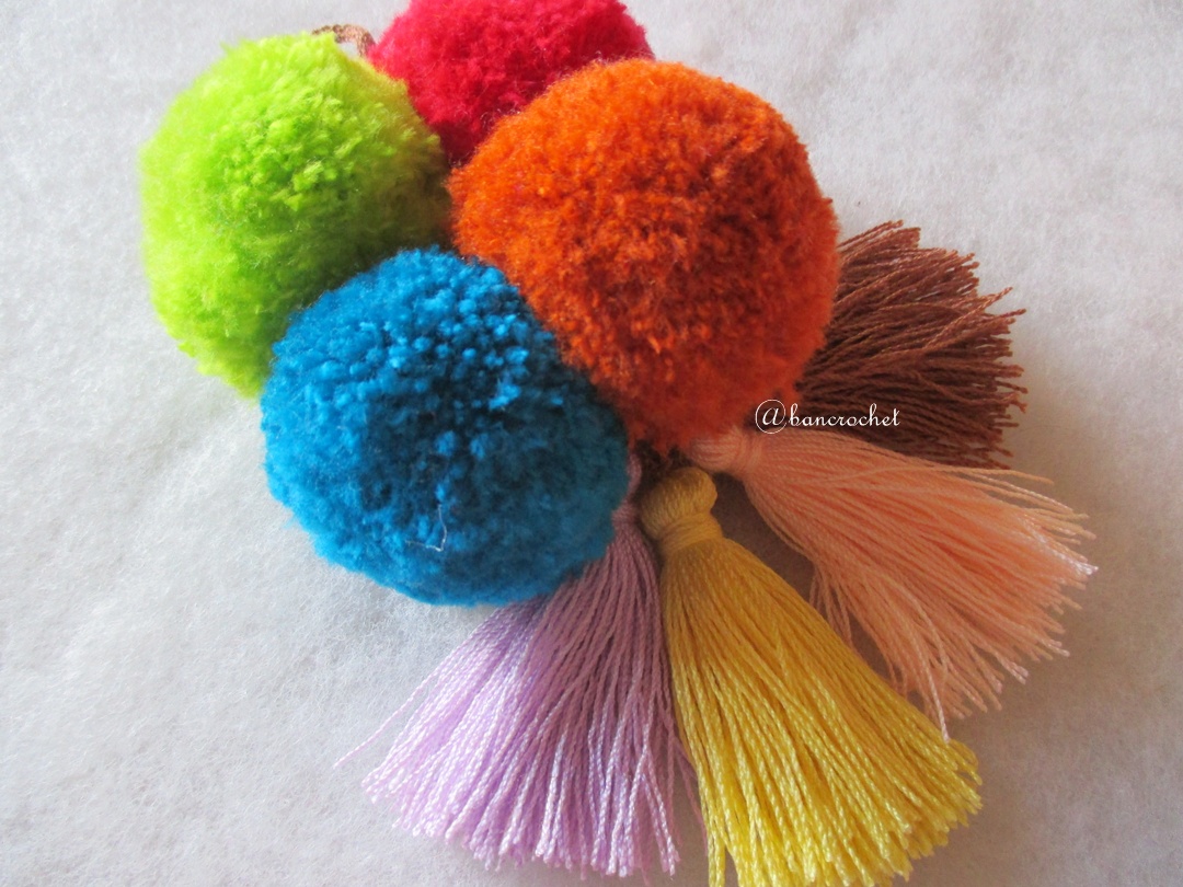พู่+ปอมปอมแขวนกระเป๋าถักโครเชต์ pompom