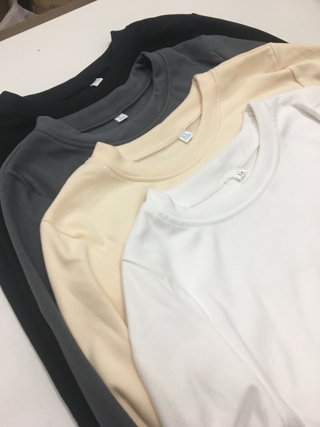 HEATTECH (ฮีทเทค คอกลม นุ่ม) เสื้อแขนยาว ใช้ใส่เพิ่มความอุ่นด้านใน กันหนาว ผ้ายืดหยุ่น ผ้าเนื้อนุ่ม