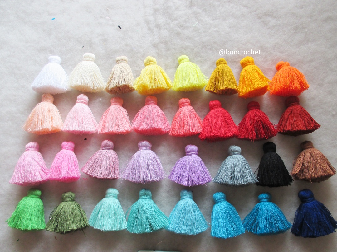 (ราคาส่งคละสี สั่งขั้นต่ำ 12 ชิ้น) พู่แบบหนาฟู ขนาด 2 นิ้ว 4 ply tassel crochet acrylic yarn 4 ply คละสี 2 นิ้ว