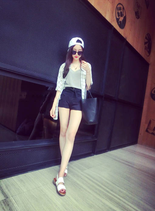 เสื้อแฟชั่น ชีฟอง ลายตาราง สีขาวลายดำ เหมาะกับวันสบายๆ ชิลๆ ขาว