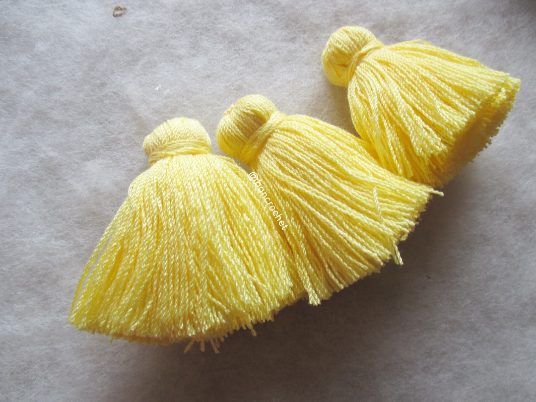 พู่แบบหนาฟู ขนาด 2 นิ้ว 4 ply tassel crochet acrylic yarn 4 ply เหลืองอ่อน 2 นิ้ว