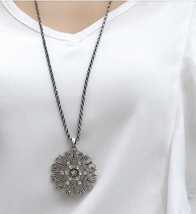 สร้อยคอพร้อมจี้ วงกลม สลักลาย ประดับเพชร สีเงิน สไตล์วินเทจ