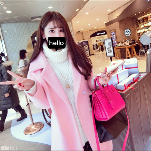 โค้ททรงโคล่ง สำหรับสาวขี้หนาว หรือชอบใส่เสื้อไหมพรมหนาๆ ข้างใน ทรงนี้เหมาะมากค่า สวมทับก็ดูหวานขึ้นมาทันตาเห็นน พร้อมส่งเลยน้าา pink