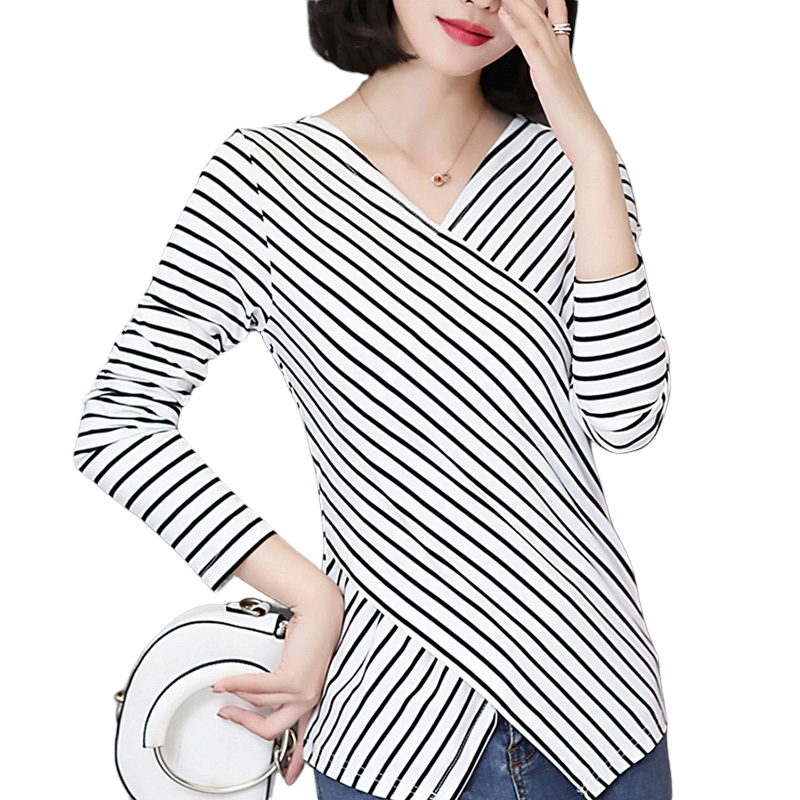 Blouse3826 เสื้อยืดคอวีป้ายชายแหลมลายริ้วสีขาว แขนยาว ผ้าคอตตอนสแปนเด็กซ์เนื้อดียืดหยุ่นสูงใส่สบาย งานสวยแมทช์กับขาสั้นหรือขายาวก็น่ารักไม่แพ้กัน