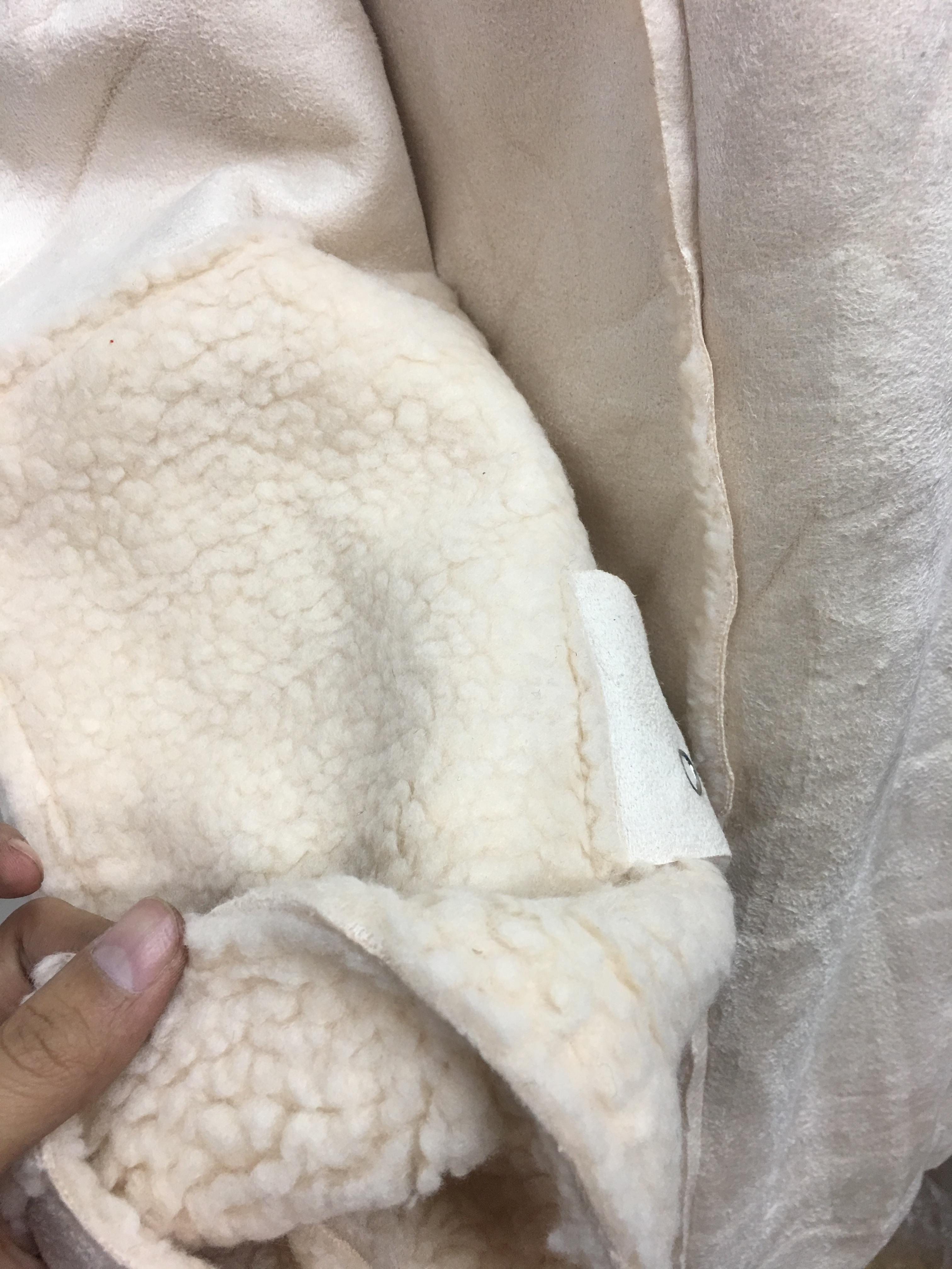 เสื้อกันหนาว สีครีม เนื้อผ้าคล้ายๆหนังกลับ+กำมะหยี่ แต่งขนแกะด้านใน ดูดี อุ่นนนน แบบเก๋สุดๆ พร้อมส่งเลยจ้า งานตามแบบ