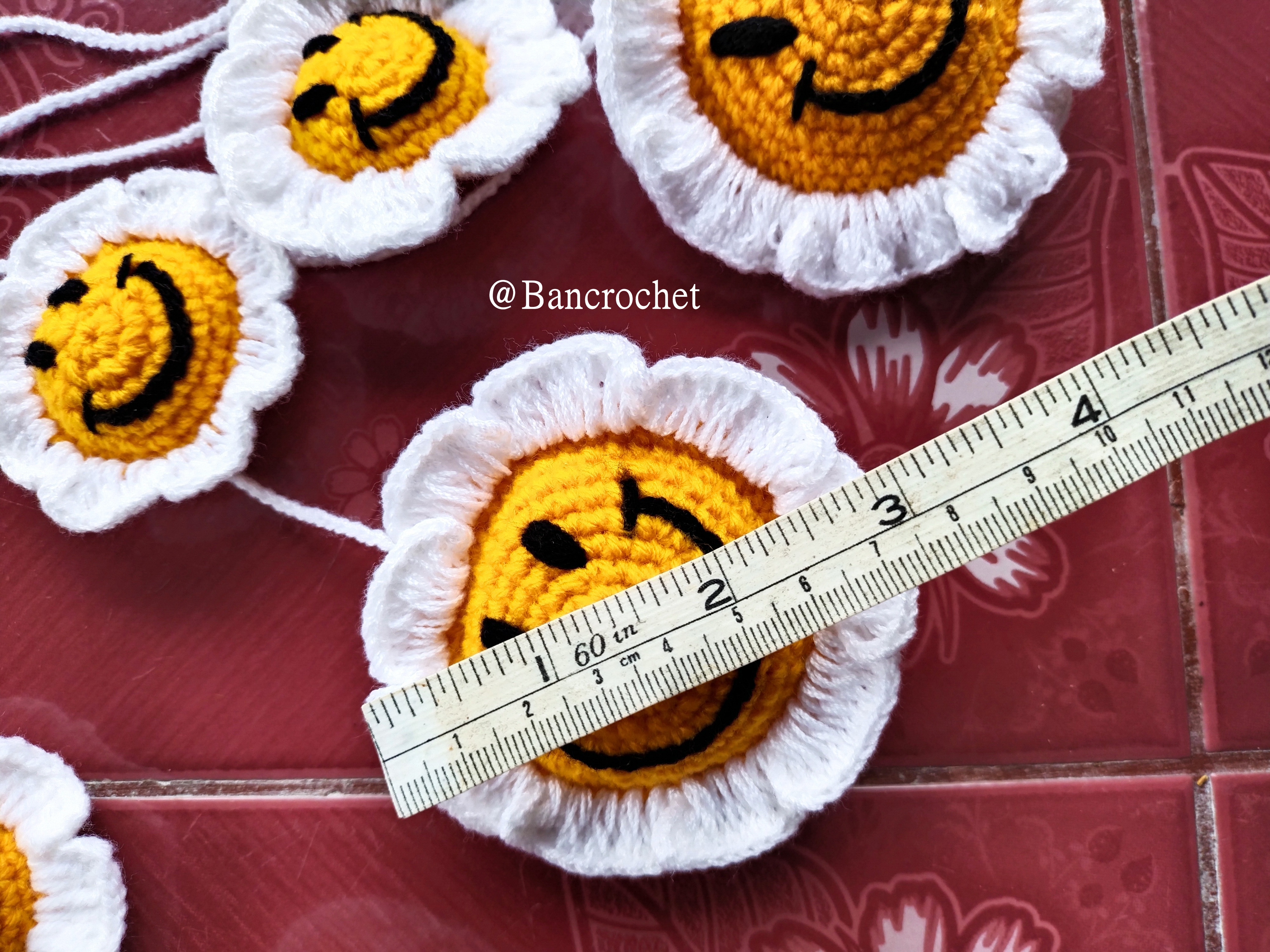 Bancrochet พวงยิ้มห้อยกระเป๋าถักโครเชต์ ถักด้วยไหมพรม crochet keychain ขาวเหลือง 2*3 ยาวรวม 9 inch