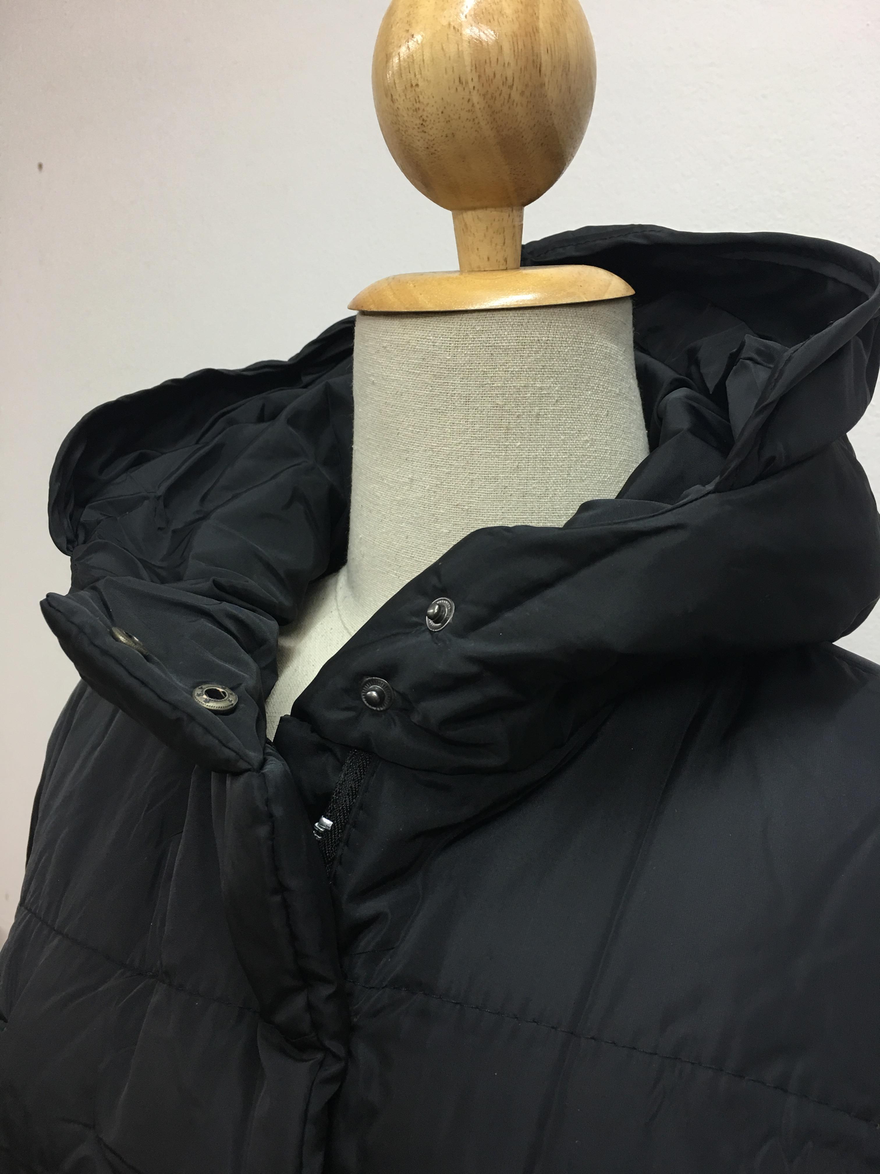 เสื้อกันหนาว สีขาว ตัวยาว ผ้าร่มเนื้อดีกันลม บุนวมนุ่ม ซิปและกระดุมหน้า พร้อมส่งจ้า