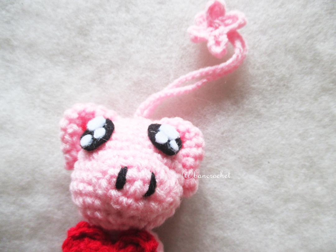 พวงกุญแจหมูถักไหมพรม ขนาด 4 นิ้ว pig crochet keychain 4 inch