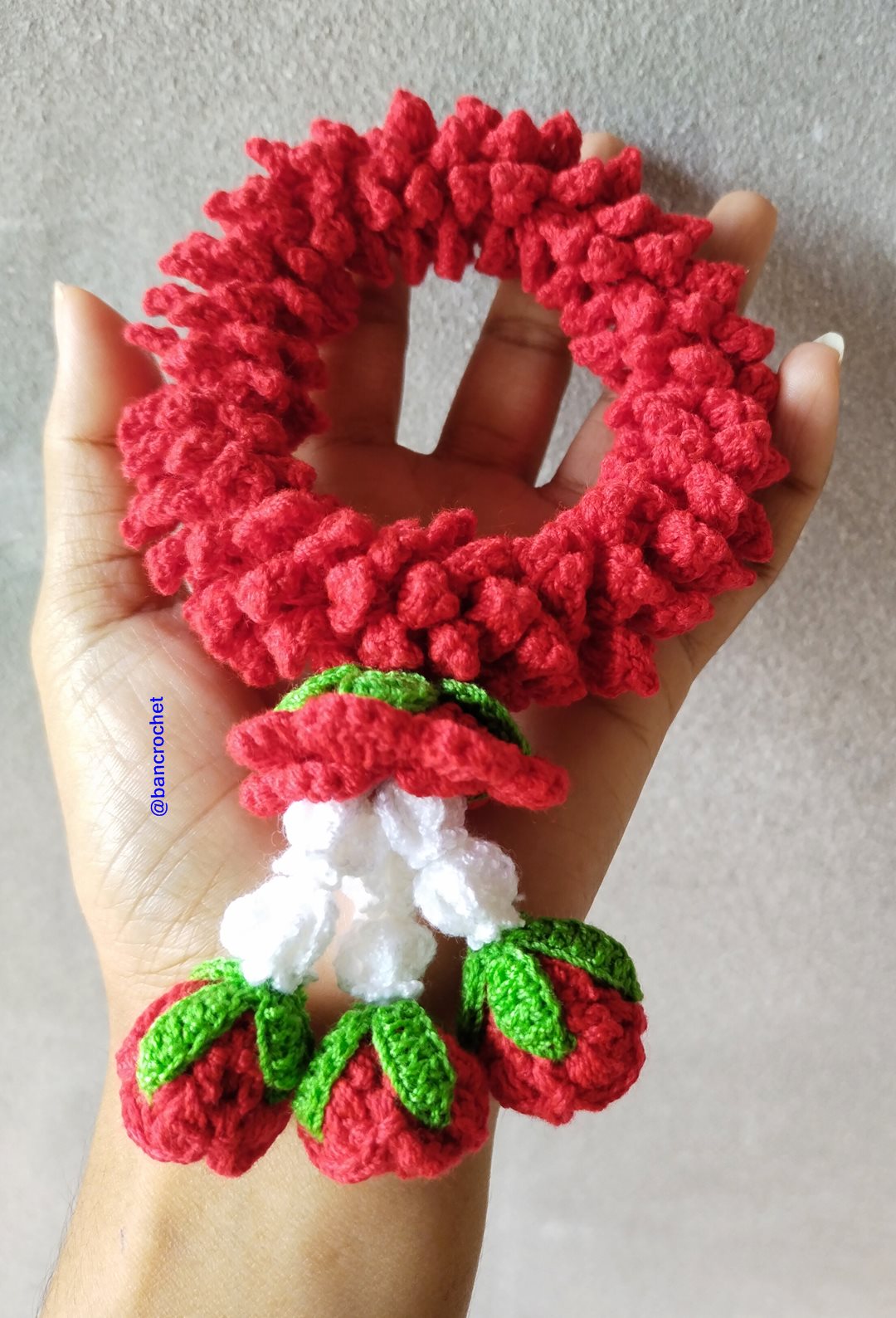 Bancrochet พวงมาลัยกุหลาบสีแดงถัก Crochet Thai Garland แดง 8*15 cm