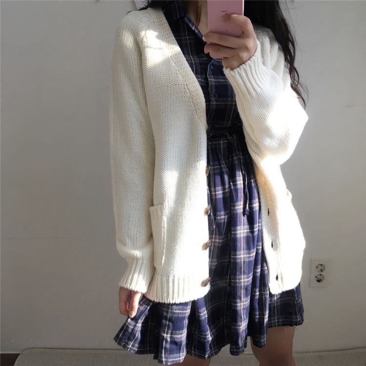 เสื้อคลุมไหมพรมถักทรงสวย เนื้อนิ่มยืดได้เยอะ ทรงน่ารักงานดี พร้อมส่งเลยจ้า ขาวครีม