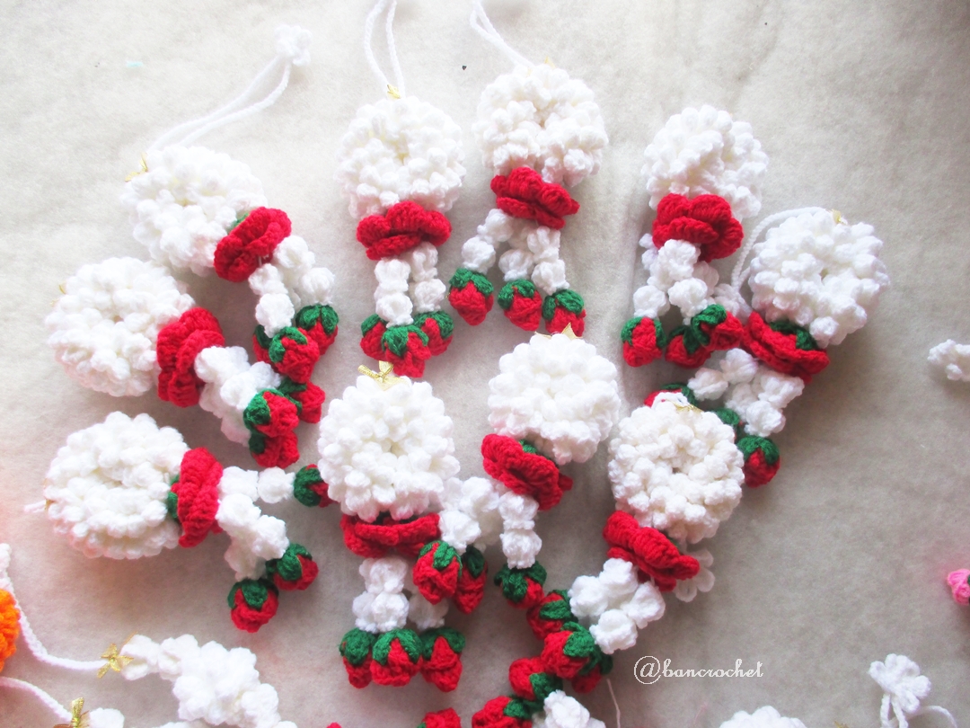 bancrochet พวงมาลัยกุหลาบแดงถักแขวนหน้ารถ / แขวนกระจกรถ ถักโครเชต์ thai garland crochet hanging แดงขาว 3*6 นิ้ว