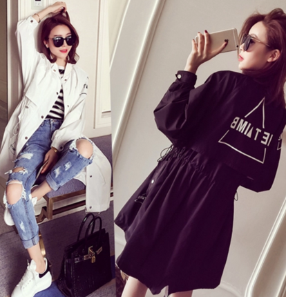 เสื้อคลุมสไตล์เกาหลี ทรงยาว ผ้าร่มเนื้อบางบุซับในช่วงอก แต่สกรีนลายจามจุดต่างๆ ดีเทลช่วงหลังเก๋ๆ พร้อมส่ง