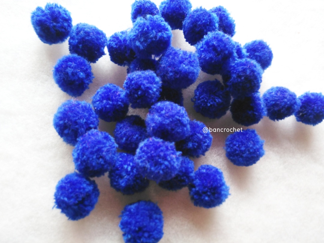 ปอมปอมไหมพรม ขนาด 2.5-3 ซม pom poms crochet น้ำเงิน 2.5-3 ซม.