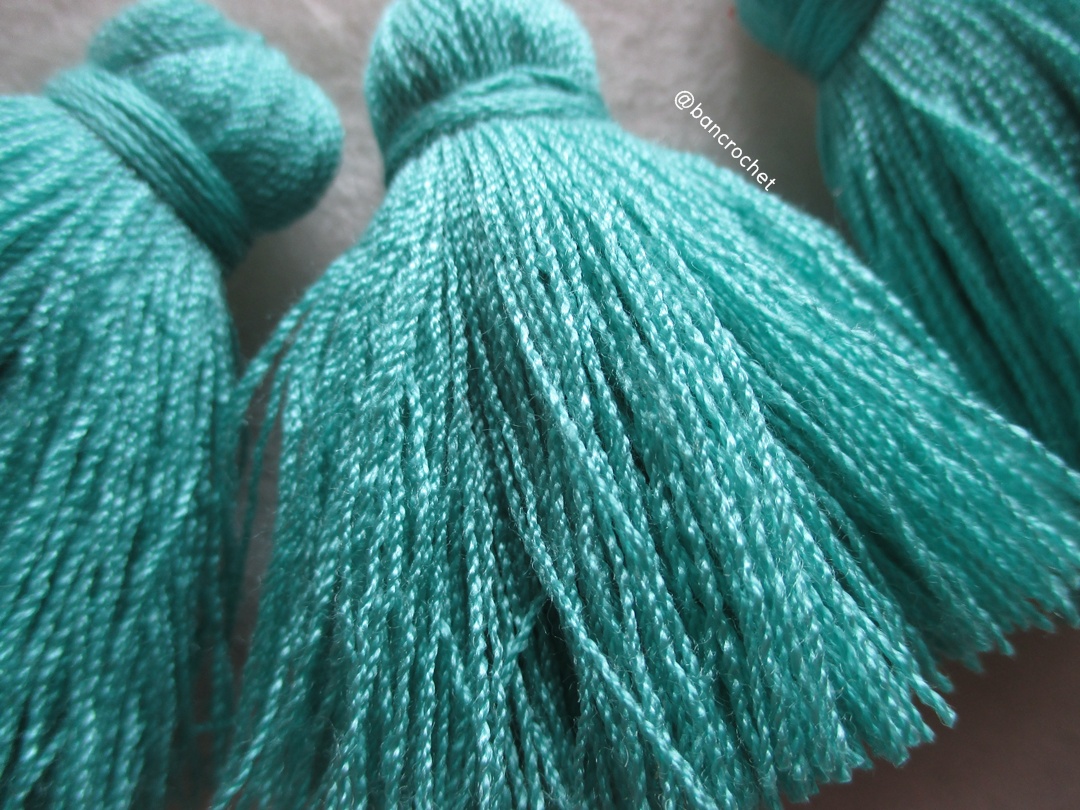 พู่แบบหนาฟู ขนาด 2 นิ้ว 4 ply tassel crochet acrylic yarn 4 ply เขียว 2 นิ้ว