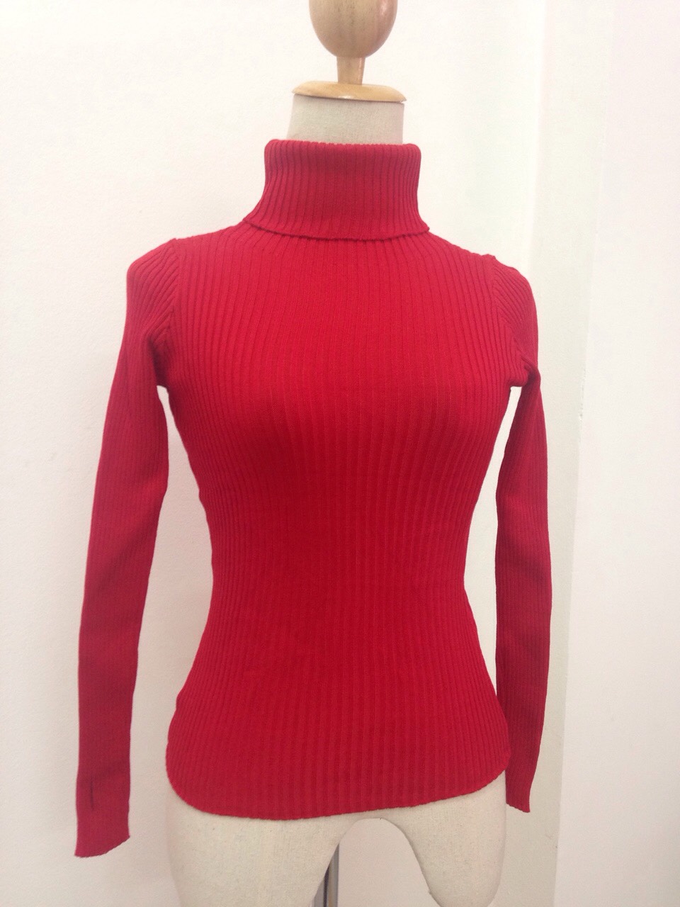 สีแดงสด สีจริงในภาพที่ 2 : เสื้อสเวตเตอร์ ไหมพรมคอเต่า ยืดได้เยอะมาก พร้อมส่ง