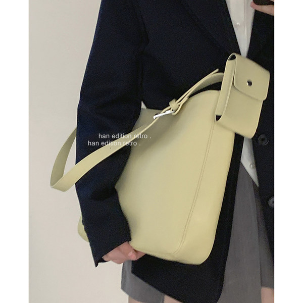 กระเป๋าสะพายข้างผู้หญิง กระเป๋าสะพายสไตล์เกาหลี By Japanese フェンディ authentic bag