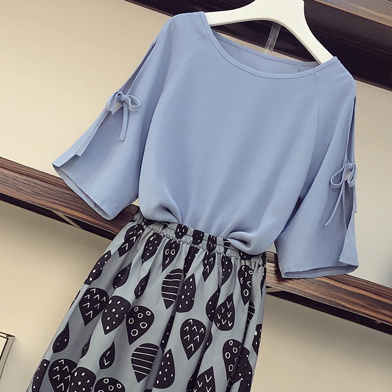 Set_bs1776 ชุดเซ็ท 2 ชิ้น(เสื้อ+กระโปรง) เสื้อแฟชั่นแขนผ่าผูกโบว์สีพื้นฟ้าคราม + กระโปรงยาวลายกราฟฟิคเอวยางยืด ผ้าโพลีเนื้อดีนุ่มใส่สบายผ้าเนื้อดีเรียบสวยไม่ยับง่าย งานเซ็ทเข้าชุดสุดน่ารัก ดีเทลเก๋ๆ ดีงาม แมทช์ได้ลงตัวเข้ากันดูดีที่สุด