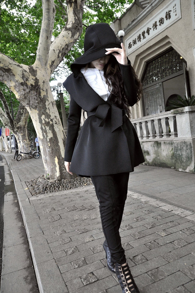 เสื้อคลุมทรงเก๋ สีดำ จะผูกเอวหรือจะใส่แบบปล่อยๆ ก็เก๋ เนื้อผ้ายืดหยุ่นมีน้ำหนักทิ้งตัว ไม่หนาใส่คลุมสบายๆ มีฮู้ดค่ะ Black