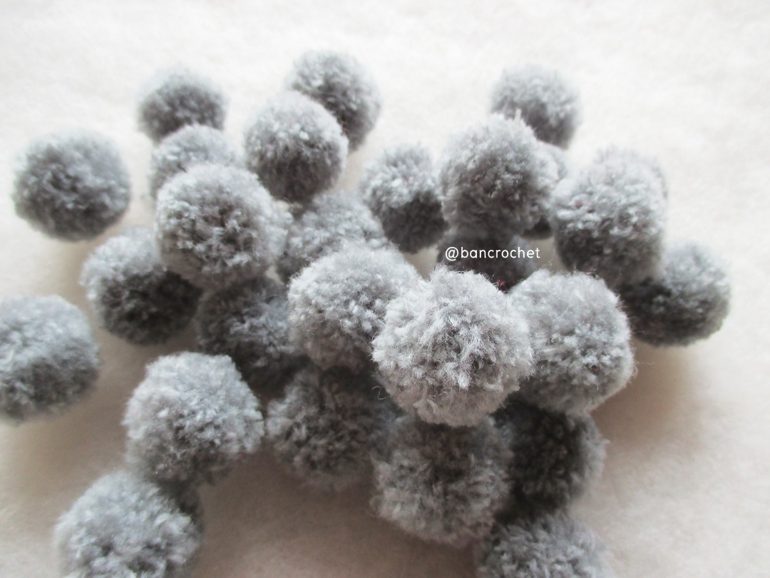 ปอมปอมไหมพรม ขนาด 2.5-3 ซม pom poms crochet เทา 2.5-3 ซม.