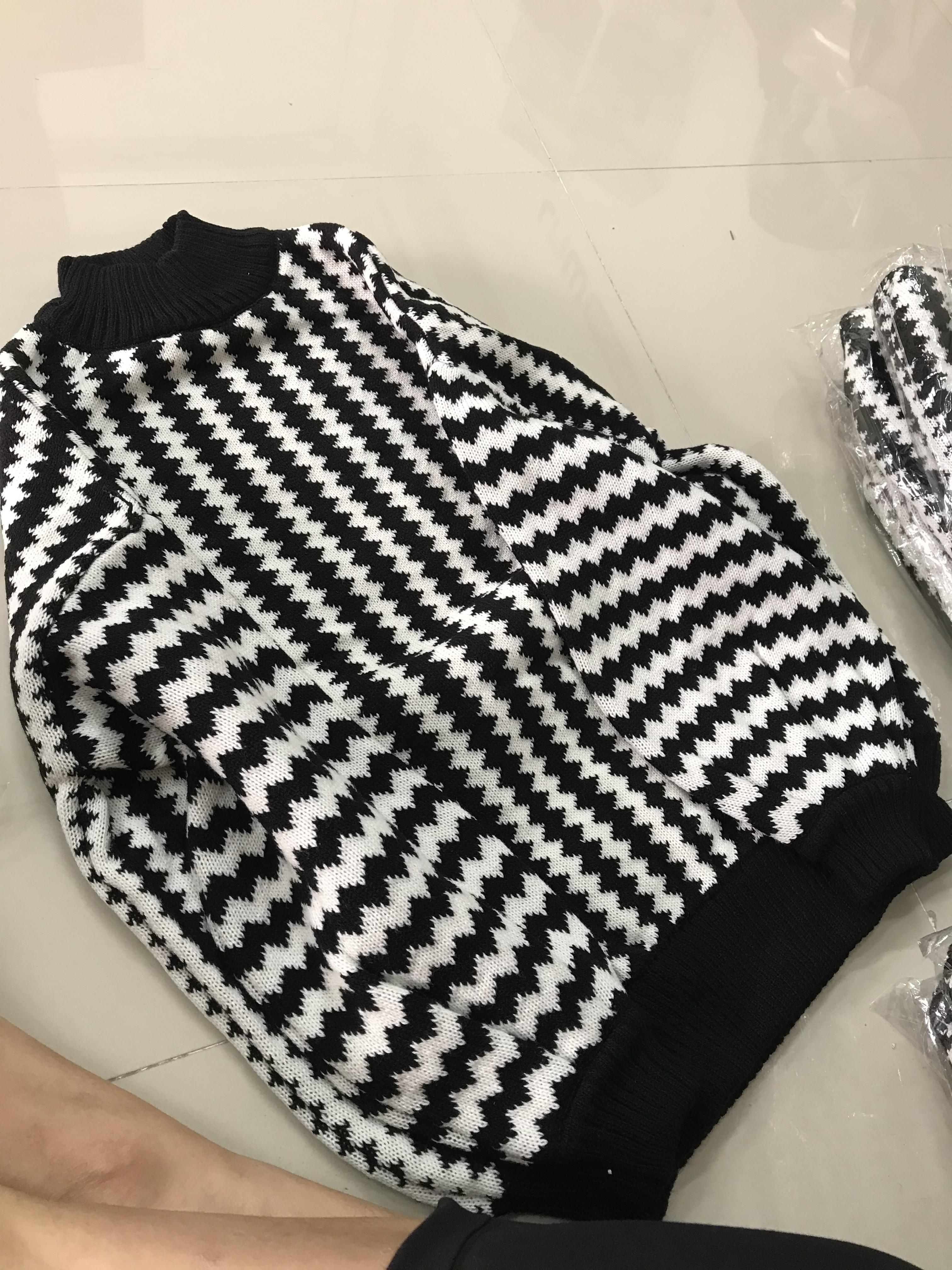 เสื้อไหมพรมคอปีน เนื้อดี ลายขาวดำเก๋ๆ ทรงสวย ไม่เหมือนใคร พร้อมส่งจ้า