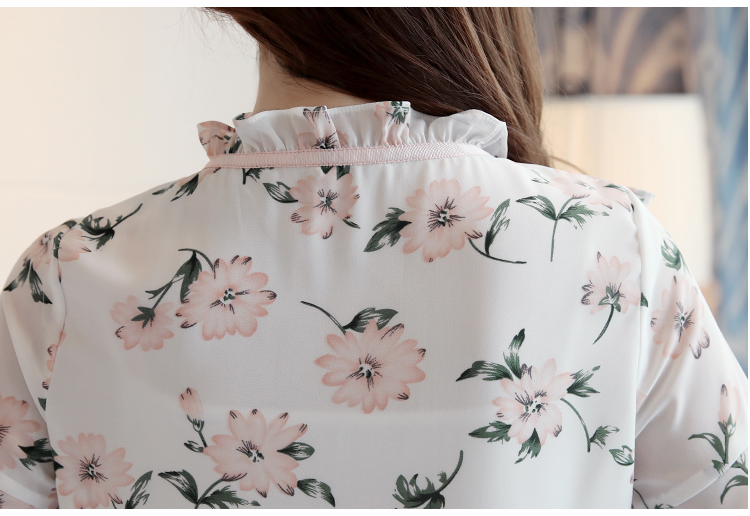 Blouse3788 เสื้อชีฟองสีครีมลายดอกไม้สีชมพู แต่งระบายที่คอ ช่วงอกและปลายแขน ผ้าชีฟองเกรดพรีเมียมเนื้อดีหนาสวย มีซับในอย่างดี งานสวยผ้านุ่มใส่สบาย แมทช์กับอะไรก็สวย
