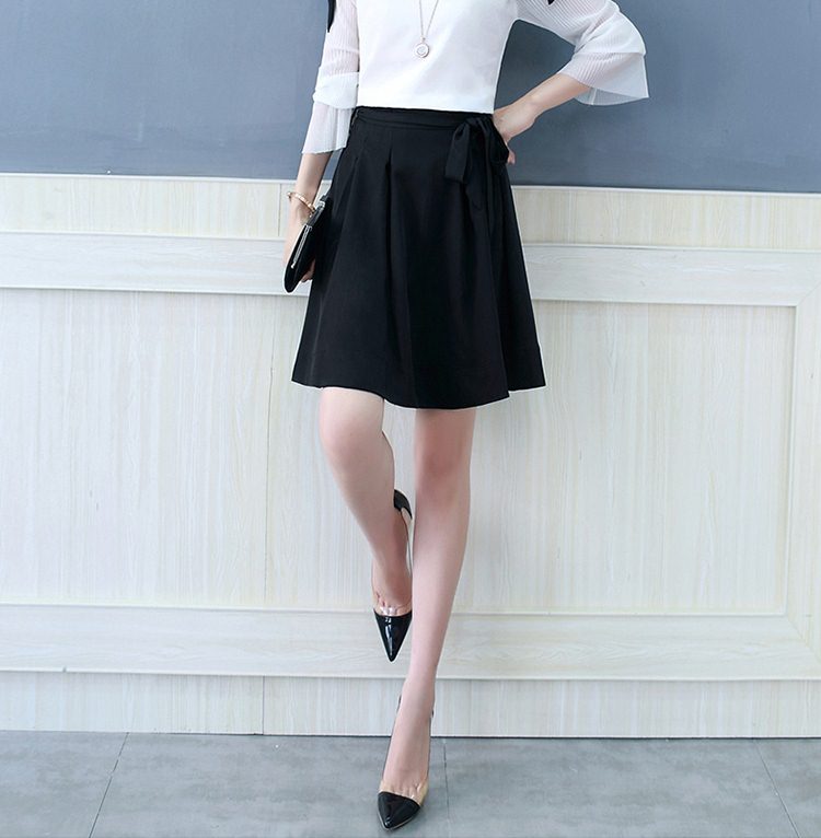 Skirt365 กระโปรงสีดำมีผ้าผูกเอว ซิปหลัง เอวจับจีบรอบช่วยอำพรางหุ่น ผ้าคอตตอนบอดี้สูทเนื้อดีหนามีน้ำหนักทิ้งตัว งานสวยแมทช์กับเสื้อทรงไหนก็เข้า