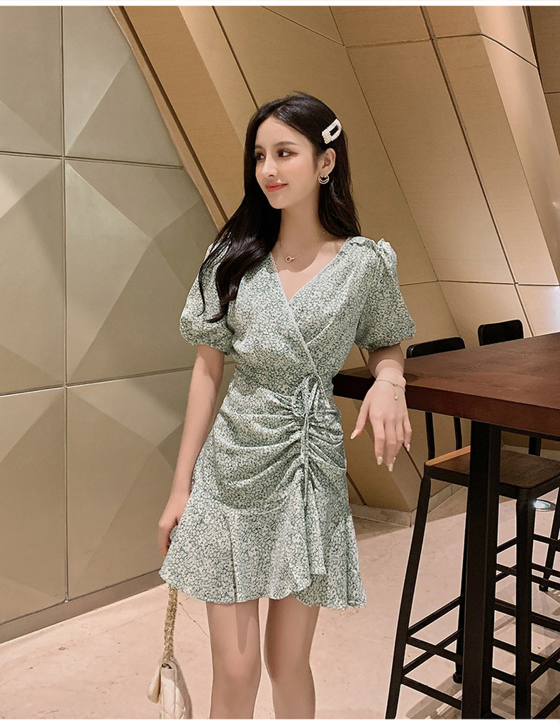 Dress4677 เดรสชีฟองลายดอกไม้ ทรงคอวีป้าย ชายระบาย มีซับในอย่างดี แต่งสายรูดช่วงกระโปรงเก๋ๆ ดูมีดีเทล ผ้าชีฟองเนื้อดีนุ่มมีน้ำหนักใส่สบาย งานสวยผ้านุ่มน่าใส่ ทรงนี้ใส่ได้เรื่อยๆ ใส่ทำงาน/ใส่เที่ยว ชุดเดียวเอาอยู่ **พร้อมส่งสีเขียวสีเดียวค่