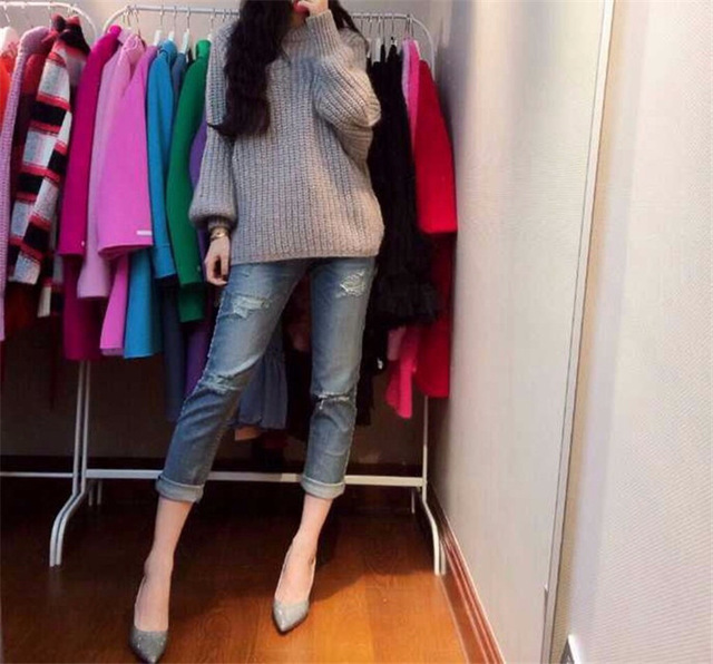 Sweater เสื้อไหมพรมถัก มีประกายวิ้งๆ ในตัว สีเทา ใส่ตัวเดี๋ยวได้เลยเก๋ๆ ยืดได้เยอะ น่ารักมากจ้าา สีเทา