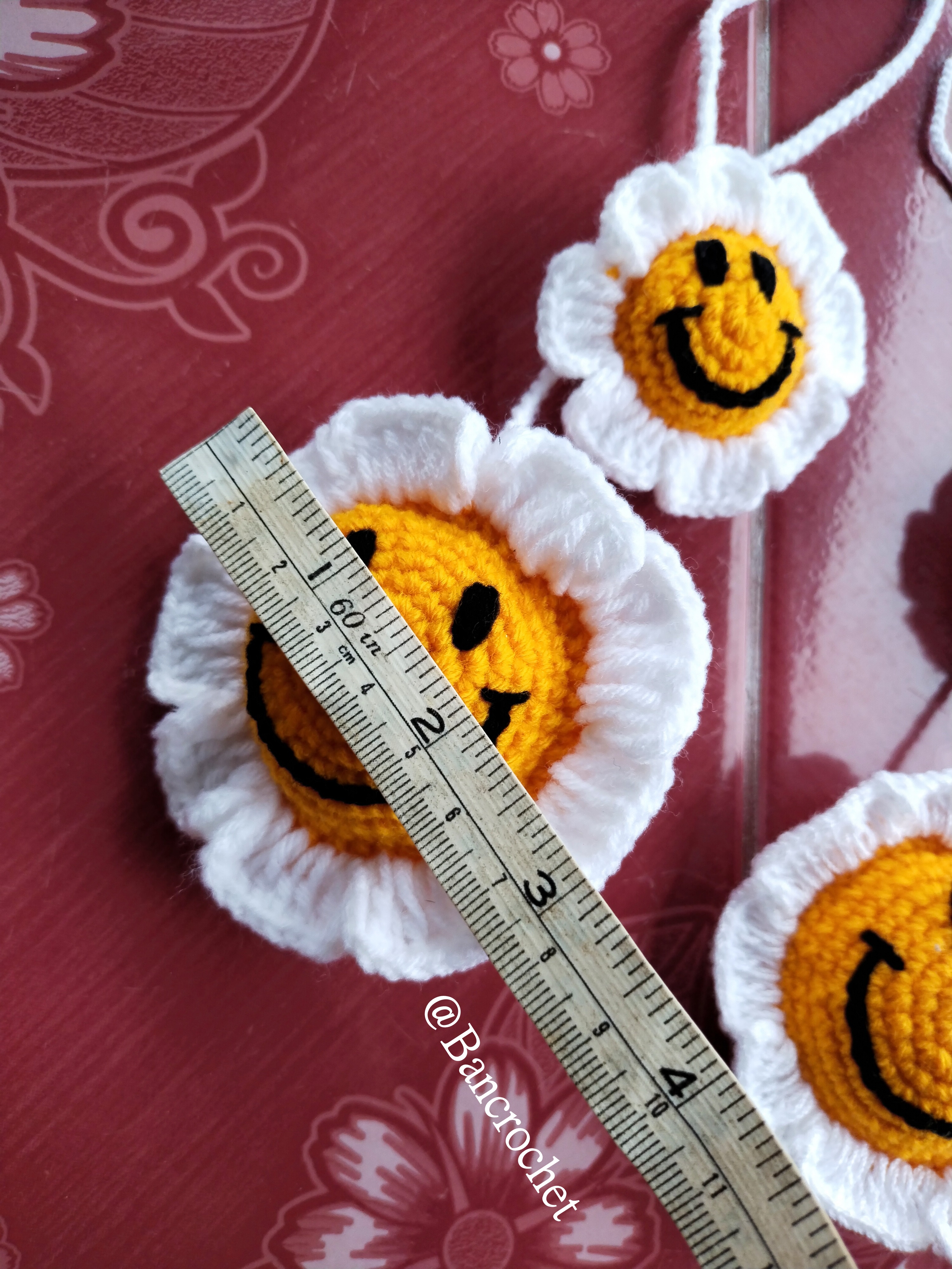 Bancrochet พวงยิ้มห้อยกระเป๋าถักโครเชต์ ถักด้วยไหมพรม crochet keychain ขาวเหลือง 2*3 ยาวรวม 9 inch